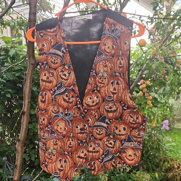 Tops - FACETS Vintage Halloween Pumpkins With Various Facial Expressions Vest Sz XL